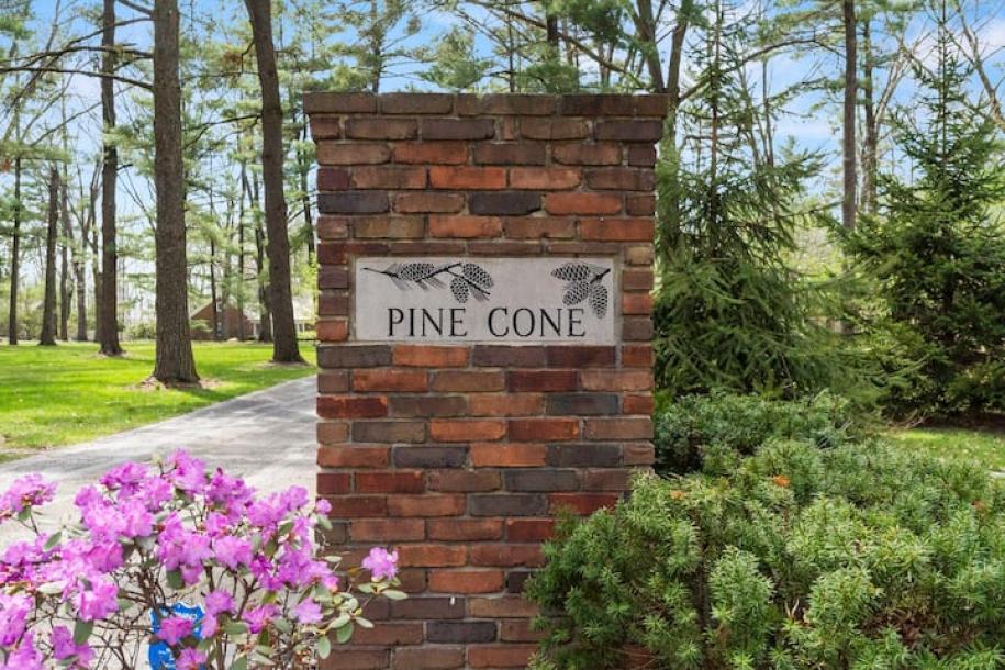 Entire guesthouse in Fort Wayne, Indiana 4 guests1 bedroom2 beds1 bath-1