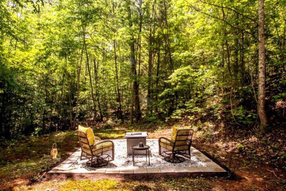 Entire cabin in Gatlinburg, Tennessee 2 guests1 bedroom1 bed1.5 baths-6
