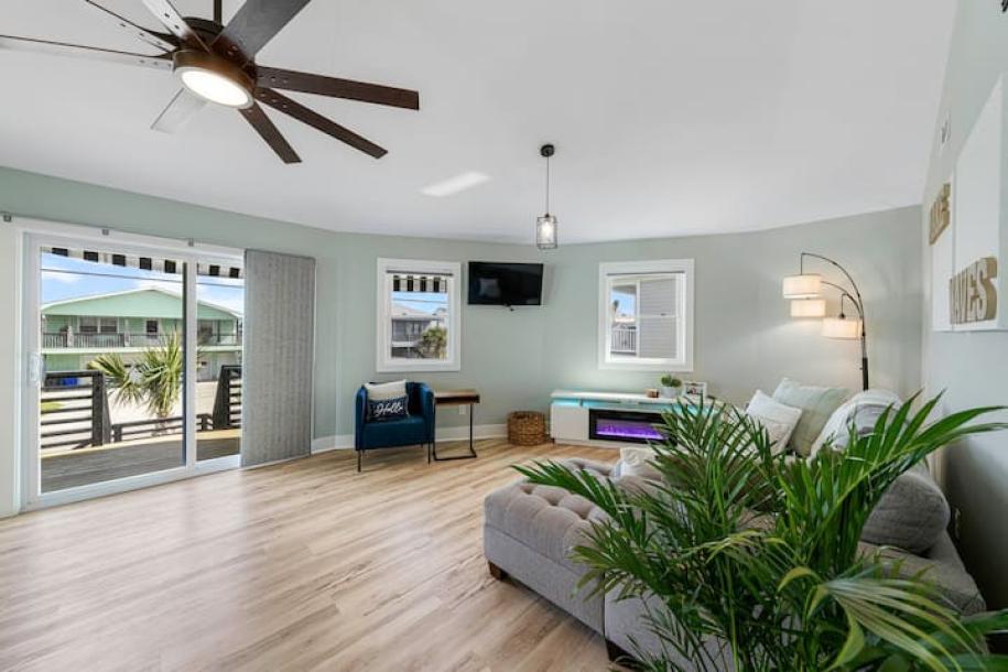 Entire home in Carolina Beach, North Carolina 4 guests2 bedrooms2 beds1 bath-8