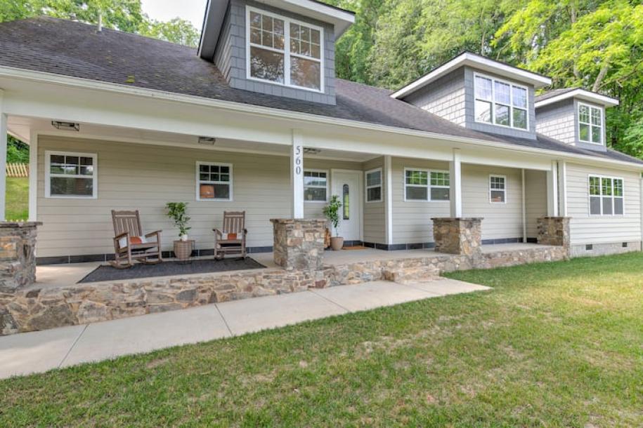 Entire home in Asheville, North Carolina 5 guests2 bedrooms3 beds2 baths-0