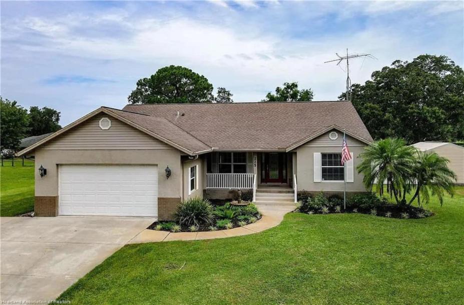 Entire home in Sebring, Florida 6 guests3 bedrooms3 beds2 baths-15