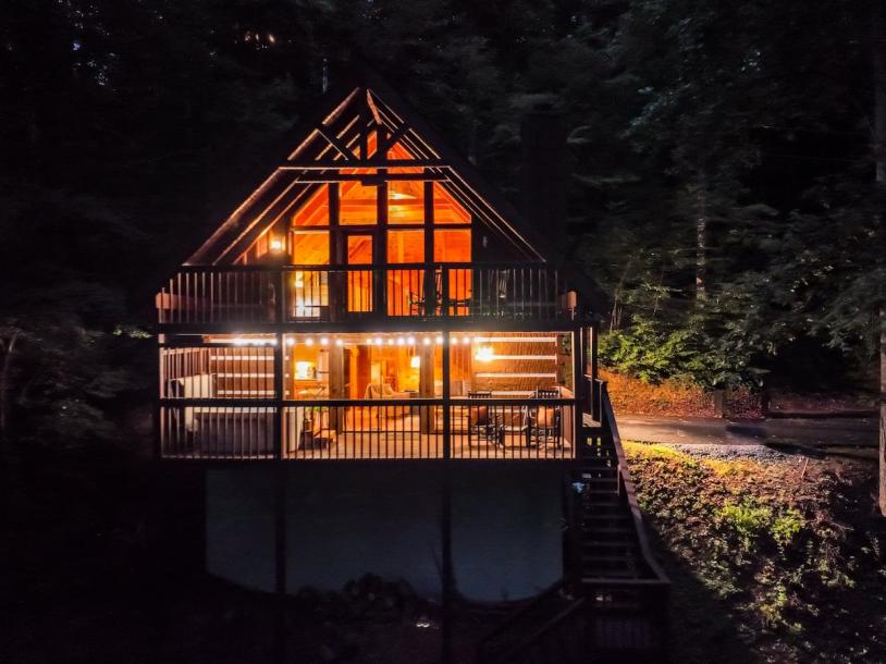 Entire cabin in Sevierville, Tennessee 5 guests2 bedrooms3 beds2 baths-4