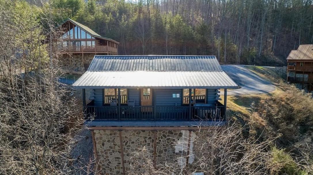 Entire cabin in Pigeon Forge, Tennessee 2 guests1 bedroom1 bed1 bath-1