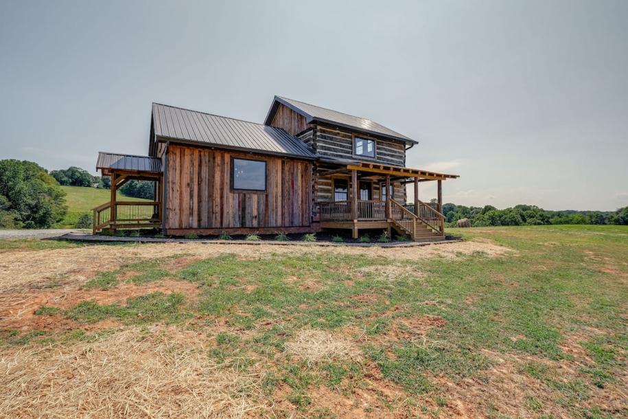 Entire cabin in Bedford, Virginia 2 guests1 bedroom1 bed1 bath-16