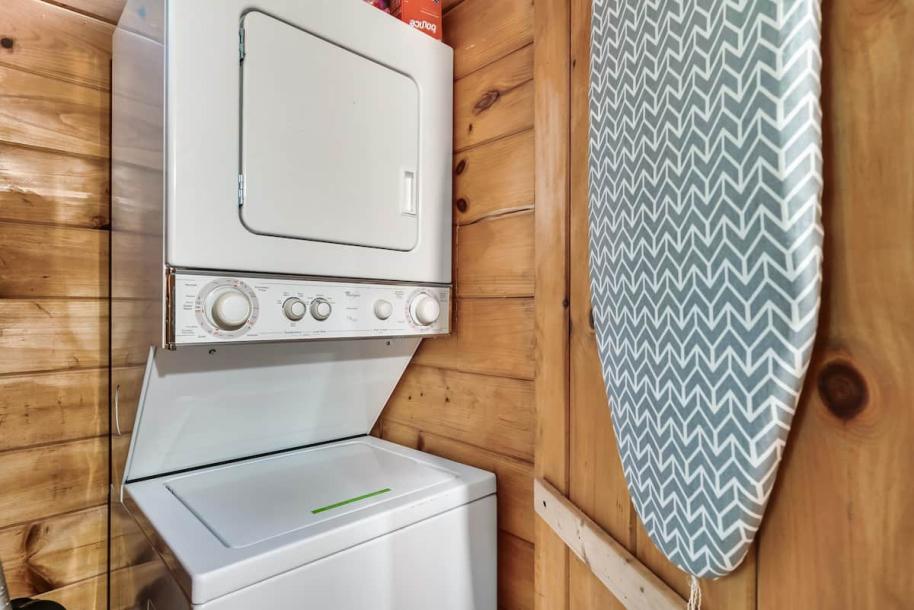 Entire cabin in Sevierville, Tennessee 4 guests1 bedroom2 beds1 bath-2
