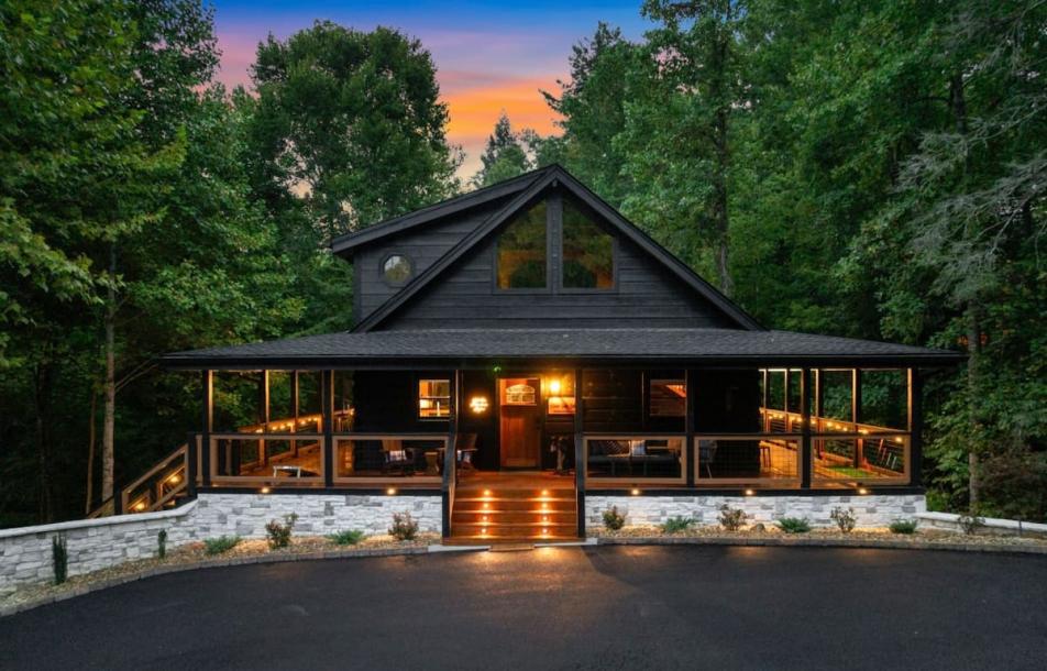 Entire cabin in Sevierville, Tennessee 8 guests2 bedrooms5 beds2.5 baths-0