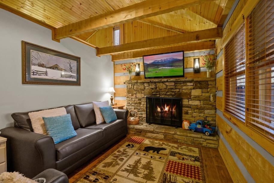Entire cabin in Pigeon Forge, Tennessee 4 guests1 bedroom2 beds1 bath-16