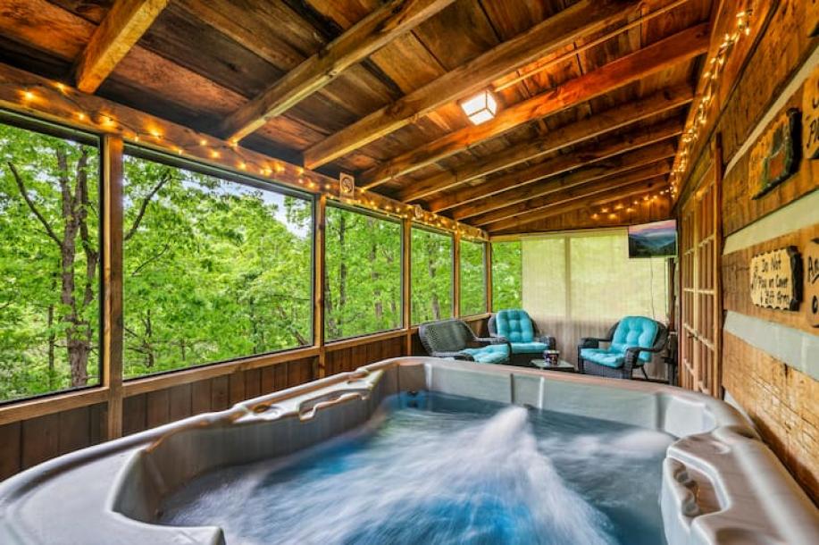 Entire cabin in Sevierville, Tennessee 6 guests2 bedrooms4 beds2 baths-0