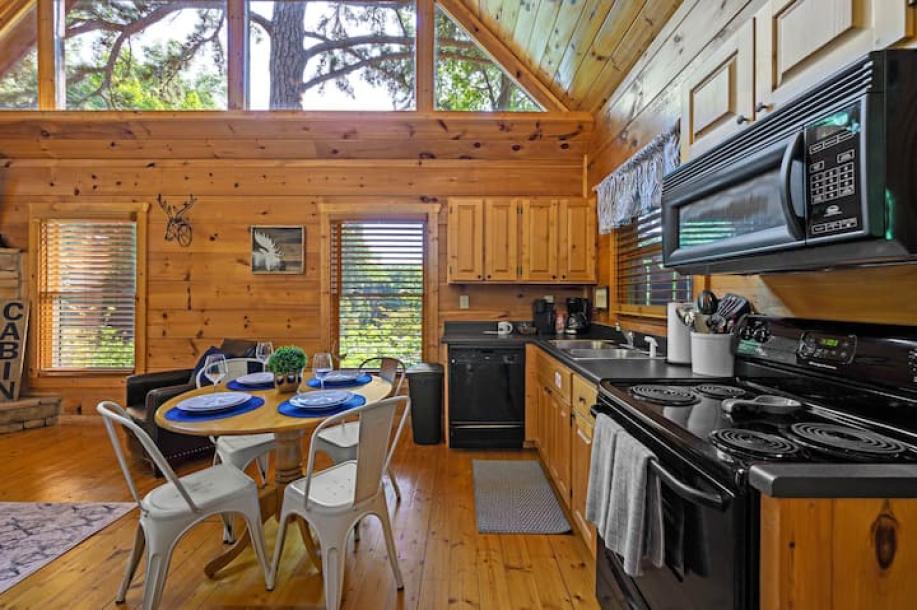 Entire cabin in Sevierville, Tennessee 5 guests1 bedroom4 beds1 bath-7
