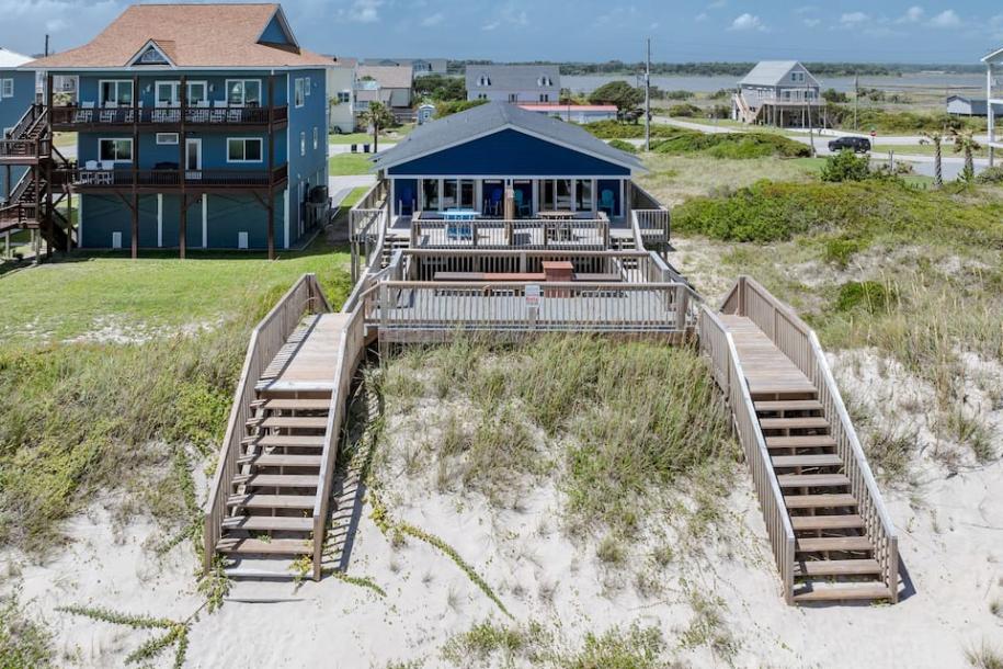 Entire townhouse in North Topsail Beach, North Carolina 10 guests4 bedrooms5 beds2.5 baths-19