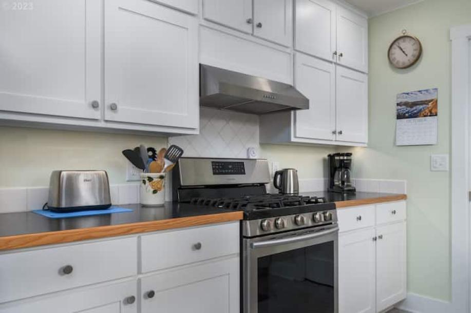 Entire vacation home in Eugene, Oregon 3 guests2 bedrooms2 beds2 baths-13