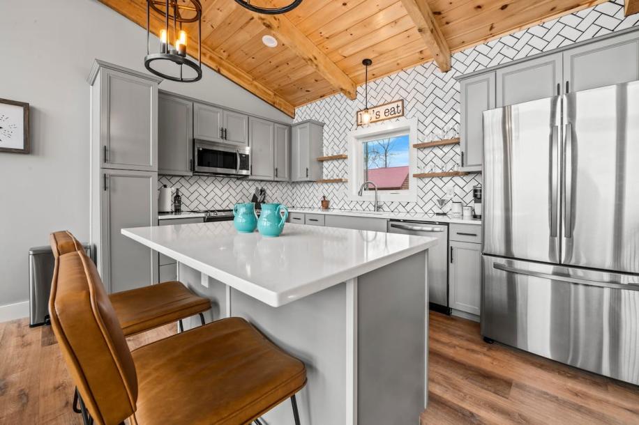 Entire cabin in Sevierville, Tennessee 8 guests3 bedrooms3 beds3.5 baths-15
