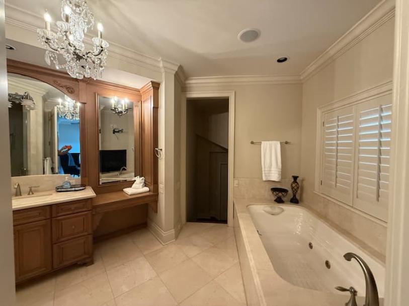A serene lake side estate 6 bedrooms 8.5 bathrooms-7