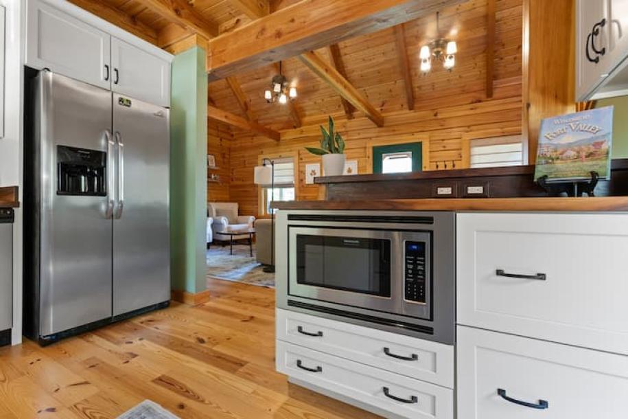 Entire cabin in Fort Valley, Virginia 4 guests1 bedroom3 beds2 baths-9