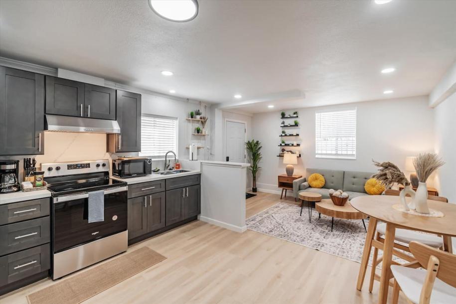 Entire home in Daly City, California 4 guests1 bedroom1 bed1 bath-8