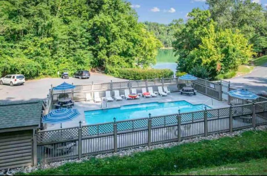 Entire cabin in Sevierville, Tennessee 4 guests2 bedrooms2 beds2 baths-4