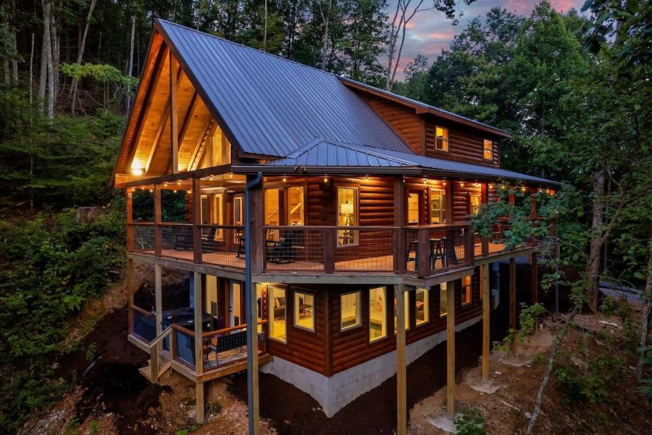Entire cabin in Sevierville, Tennessee 12 guests3 bedrooms7 beds3 baths-0