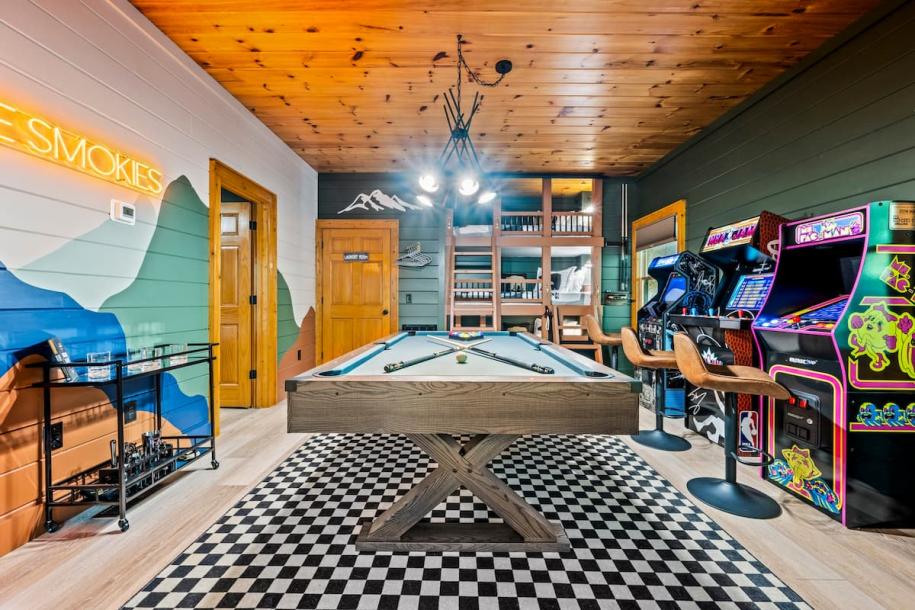 Entire cabin in Sevierville, Tennessee 8 guests2 bedrooms5 beds2.5 baths-2