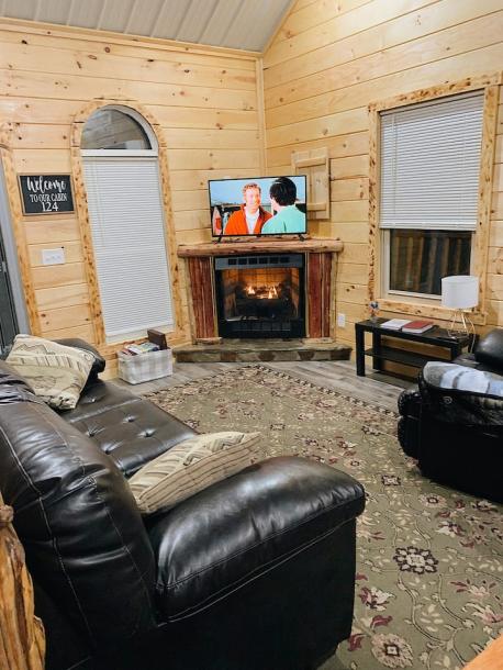 Entire cabin in Mckee, Kentucky 6 guests2 bedrooms4 beds1 bath-14