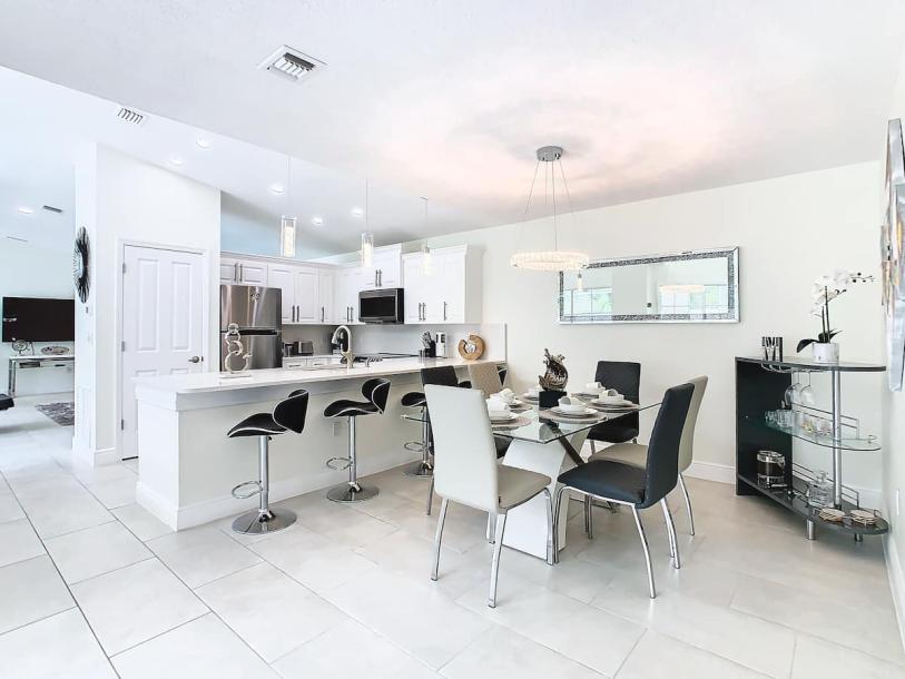 Entire villa in Kissimmee, Florida 10 guests3 bedrooms6 beds3 baths-13