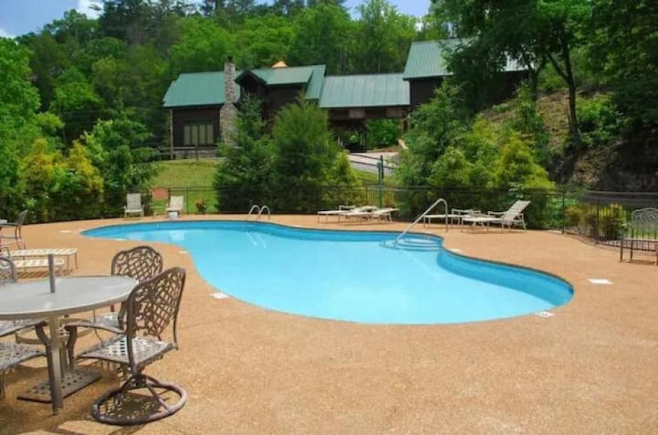 Entire cabin in Sevierville, Tennessee 8 guests2 bedrooms5 beds2.5 baths-1