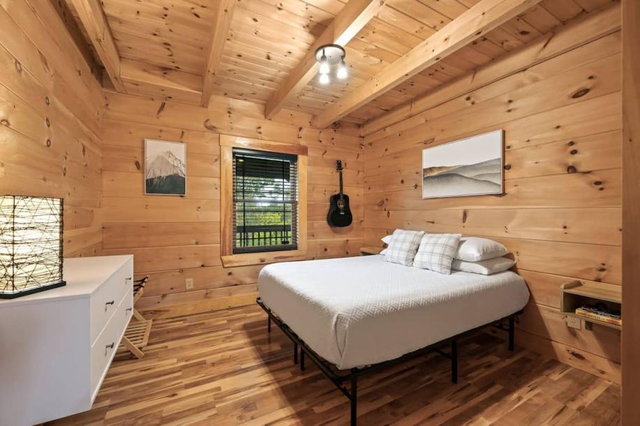 Entire cabin in Madison, Indiana 4 guests2 bedrooms2 beds2 baths-10
