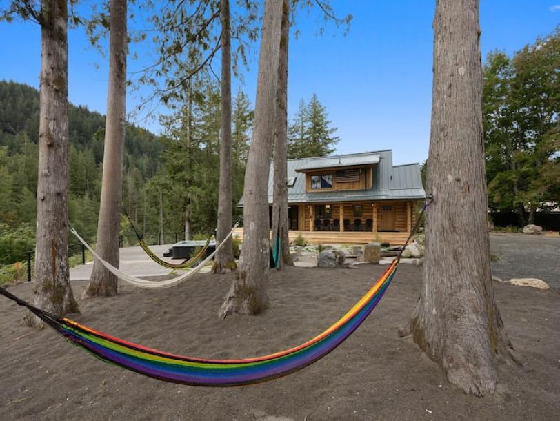 Entire home in Sandy, Oregon 6 guests2 bedrooms3 beds2 baths-2