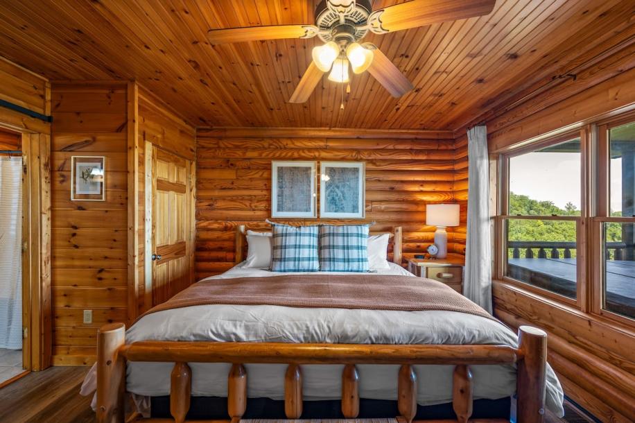 Entire cabin in Pigeon Forge, Tennessee 2 guests1 bedroom1 bed1 bath-3