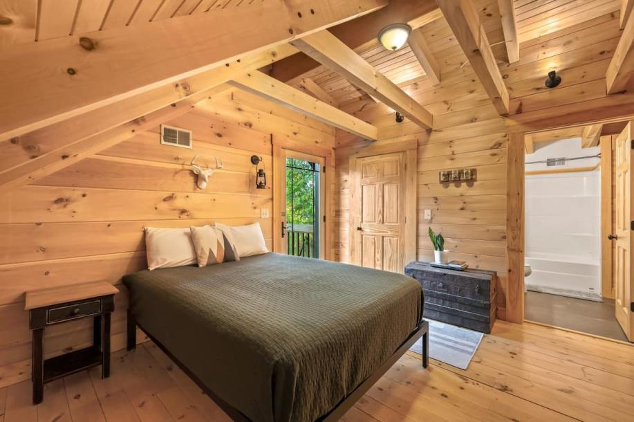Entire cabin in Madison, Indiana 4 guests2 bedrooms2 beds2 baths-9