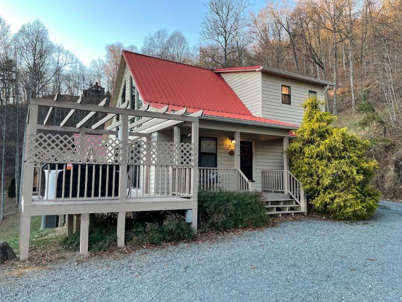 Entire cabin in Bryson City, North Carolina 4 guests2 bedrooms3 beds2 baths-11