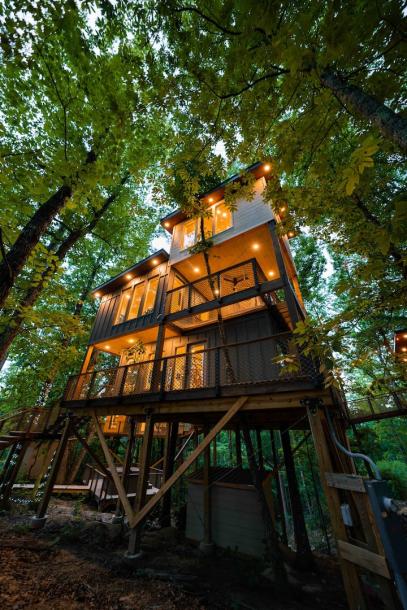 Treehouse in Sevierville, Tennessee 16+ guests4 bedrooms10 beds4 baths-0