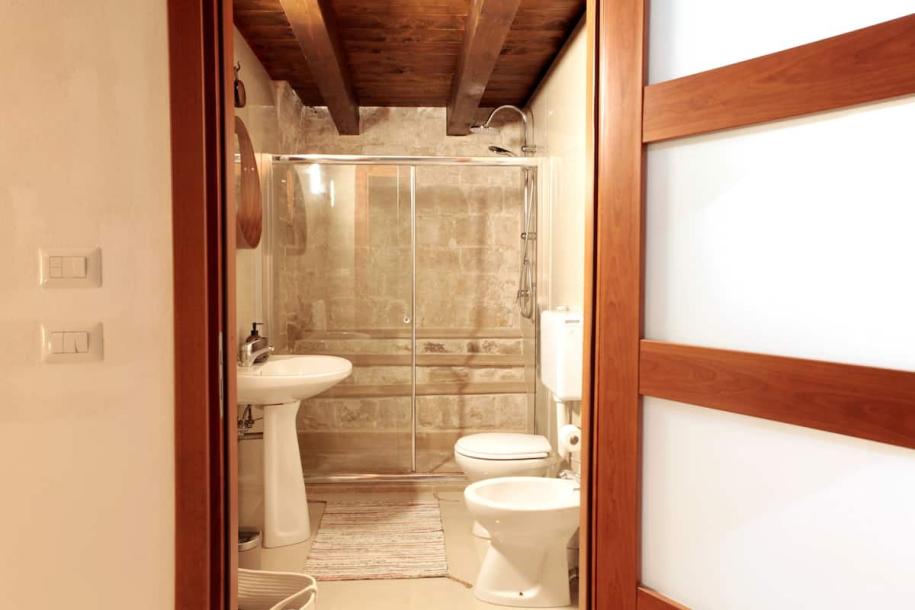 Earthen home in Molfetta, Italy 4 guests1 bedroom3 beds1 bath-9