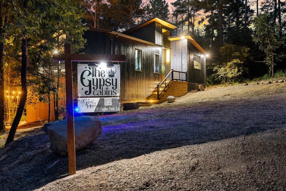Entire cabin in Broken Bow, Oklahoma 2 guests1 bedroom1 bed1 bath-6