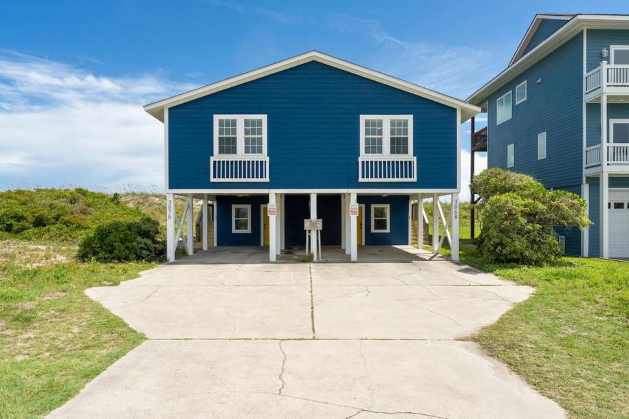 Entire townhouse in North Topsail Beach, North Carolina 10 guests4 bedrooms5 beds2.5 baths-0