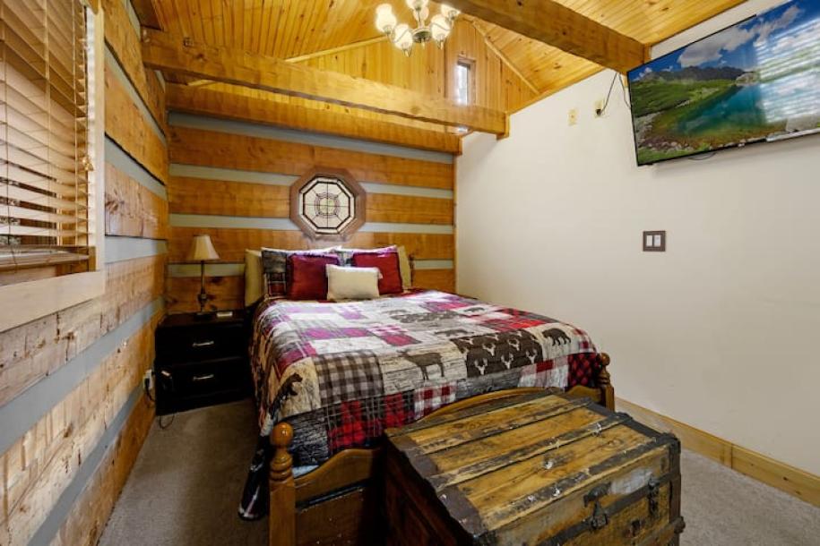 Entire cabin in Pigeon Forge, Tennessee 4 guests1 bedroom2 beds1 bath-14