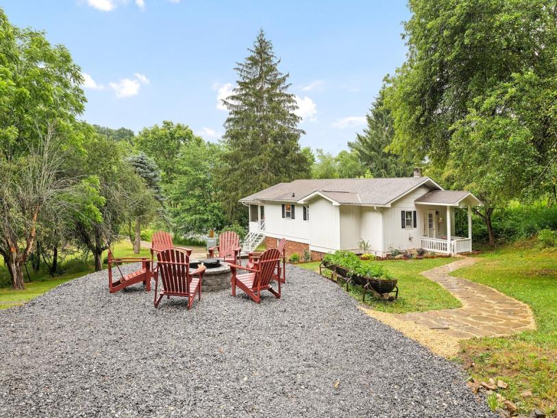 Entire home in Waynesville, North Carolina 5 guests2 bedrooms3 beds2 baths-12
