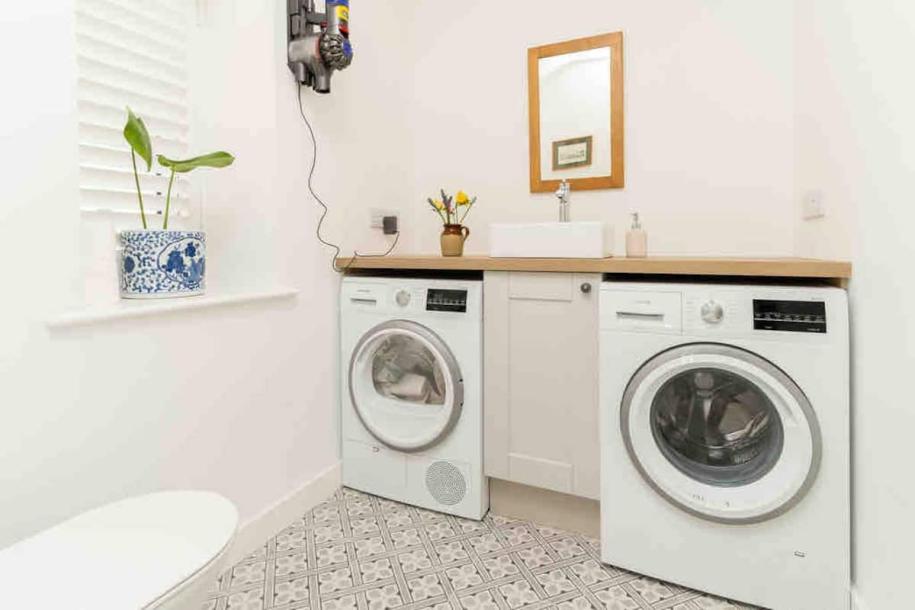 Entire townhouse in Cornwall, United Kingdom 4 guests2 bedrooms3 beds1.5 baths-1