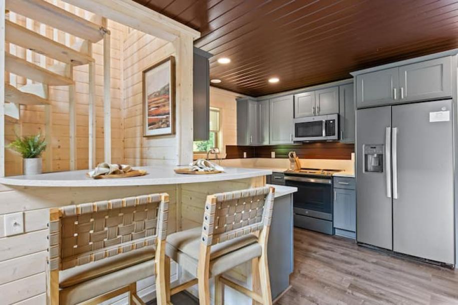Entire cabin in Cleveland, Georgia 4 guests1 bedroom3 beds1.5 baths-11