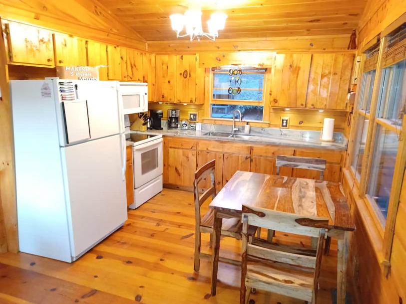 Entire cabin in Ellijay, Georgia 4 guests2 bedrooms2 beds1 bath-9