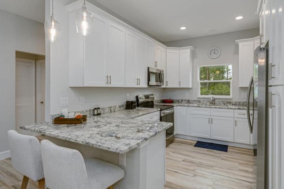All new, lovely, spacious 3bd/2bth unit sleeps 8!-6