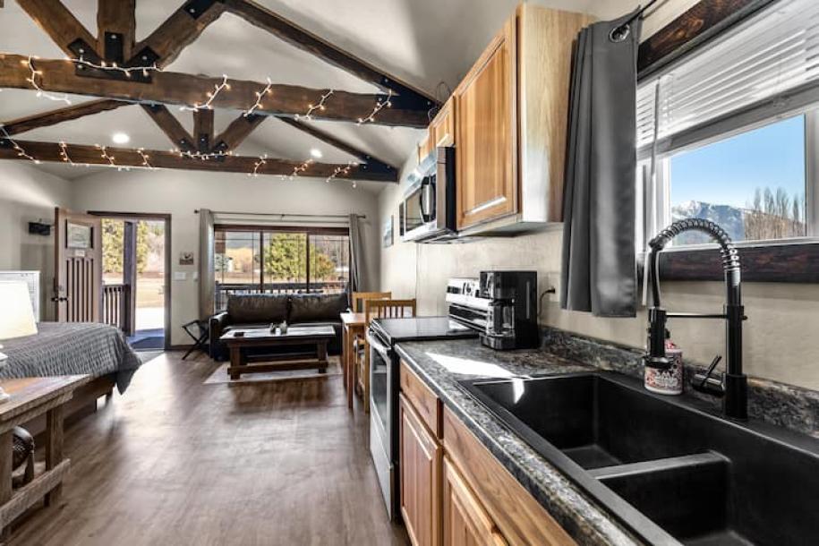 Entire cabin in Columbia Falls, Montana 4 guestsStudio2 beds1 bath-12