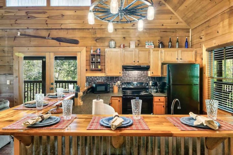 Entire cabin in Sevierville, Tennessee 4 guests2 bedrooms2 beds2 baths-16