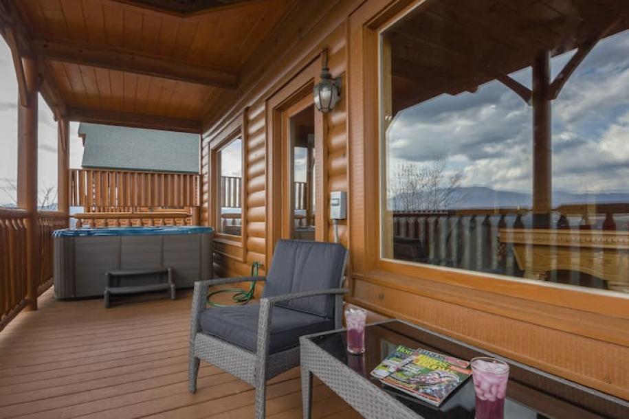 Entire cabin in Sevierville, Tennessee 5 guests2 bedrooms2 beds2 baths-5