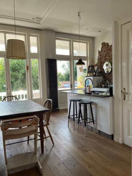 Spacious & stylish house at central station-0