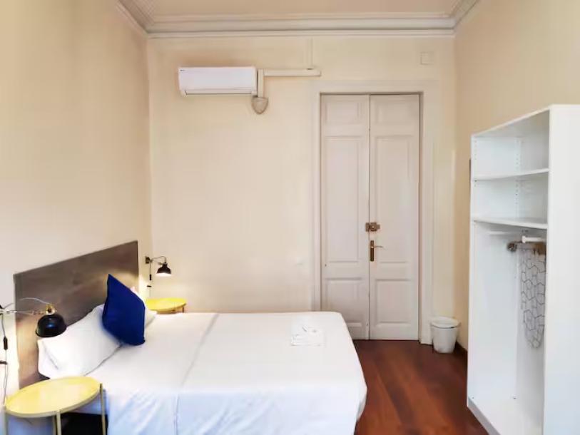 Room close Plaza Cataluña with private bathroom-8