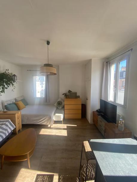 Charming central studio, quiet and bright-6