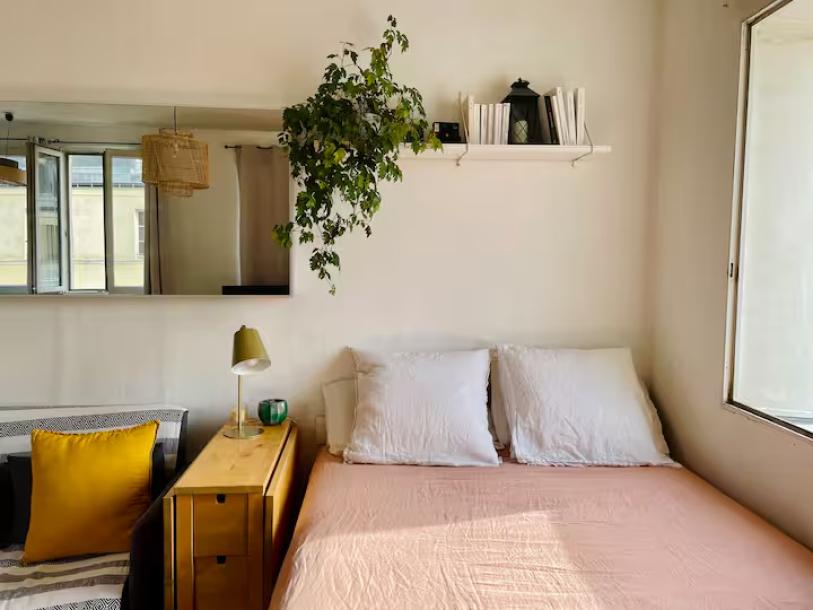 Charming central studio, quiet and bright-4