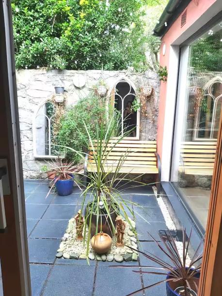 Stylish charming 2 bed mews, D4-12