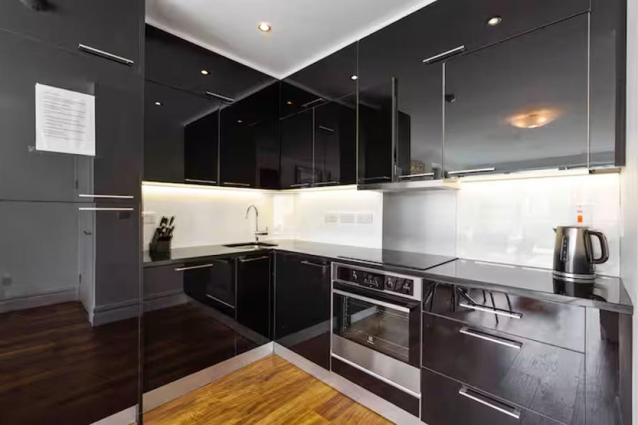 Grand Canal Dock Waterfront Luxury with Balcony-1