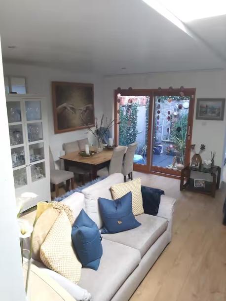 Stylish charming 2 bed mews, D4-2